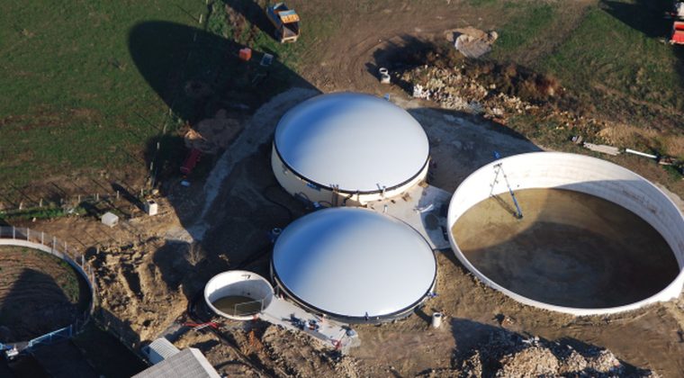 Dvigubos membranos stogai ant bioreaktorių