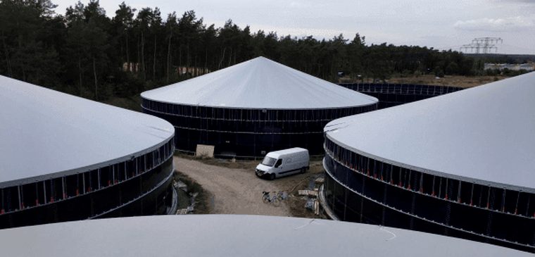 Penki vienos membranos stogai biodujų jėgainėje Sandbeiendorfe, Vokietijoje